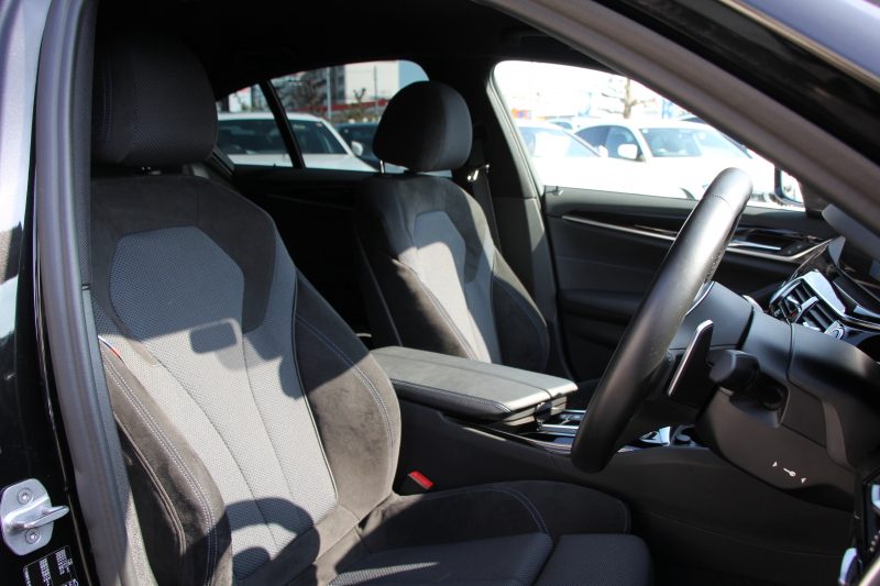 BMW 5シリーズ 523d ｴﾃﾞｨｼｮﾝﾐｯｼｮﾝｲﾝﾎﾟｯｼﾌﾞﾙ 特別仕様車 ﾊｰﾏﾝｶｰﾄﾞﾝｻﾗｳﾝﾄﾞHUD 専用ﾌﾞﾗｯｸ19AW ﾌﾞﾗｯｸｷﾄﾞﾆｰｸﾞﾘﾙ 追従ACC ｽﾃｱﾘﾝｸﾞｻﾎﾟｰﾄ 360度ｶﾒﾗ Pｱｼｽﾄ ﾀｯﾁ画面HDDﾅﾋﾞTV LEDﾍｯﾄﾞﾗｲﾄ ｵｰﾄﾊｲﾋﾞｰﾑ 電動ﾄﾗﾝｸ 2年保証