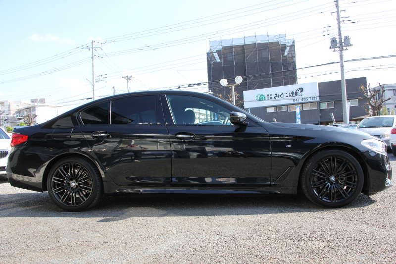 BMW 5シリーズ 523d ｴﾃﾞｨｼｮﾝﾐｯｼｮﾝｲﾝﾎﾟｯｼﾌﾞﾙ 特別仕様車 ﾊｰﾏﾝｶｰﾄﾞﾝｻﾗｳﾝﾄﾞHUD 専用ﾌﾞﾗｯｸ19AW ﾌﾞﾗｯｸｷﾄﾞﾆｰｸﾞﾘﾙ 追従ACC ｽﾃｱﾘﾝｸﾞｻﾎﾟｰﾄ 360度ｶﾒﾗ Pｱｼｽﾄ ﾀｯﾁ画面HDDﾅﾋﾞTV LEDﾍｯﾄﾞﾗｲﾄ ｵｰﾄﾊｲﾋﾞｰﾑ 電動ﾄﾗﾝｸ 2年保証