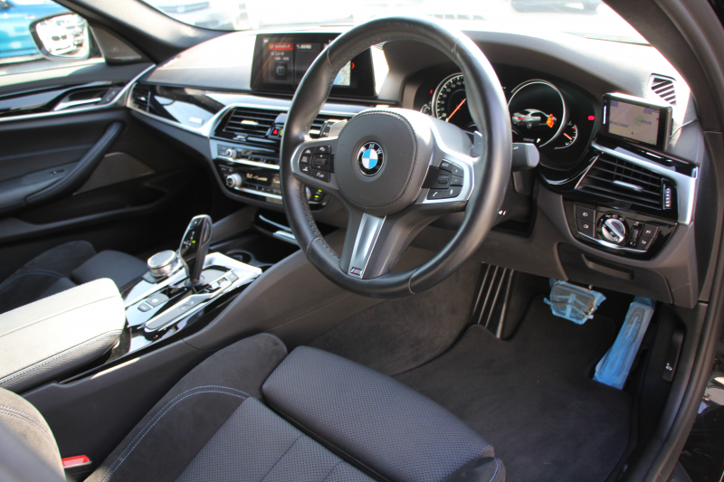 BMW 5シリーズ 523d ｴﾃﾞｨｼｮﾝﾐｯｼｮﾝｲﾝﾎﾟｯｼﾌﾞﾙ 特別仕様車 ﾊｰﾏﾝｶｰﾄﾞﾝｻﾗｳﾝﾄﾞHUD 専用ﾌﾞﾗｯｸ19AW ﾌﾞﾗｯｸｷﾄﾞﾆｰｸﾞﾘﾙ 追従ACC ｽﾃｱﾘﾝｸﾞｻﾎﾟｰﾄ 360度ｶﾒﾗ Pｱｼｽﾄ ﾀｯﾁ画面HDDﾅﾋﾞTV LEDﾍｯﾄﾞﾗｲﾄ ｵｰﾄﾊｲﾋﾞｰﾑ 電動ﾄﾗﾝｸ 2年保証