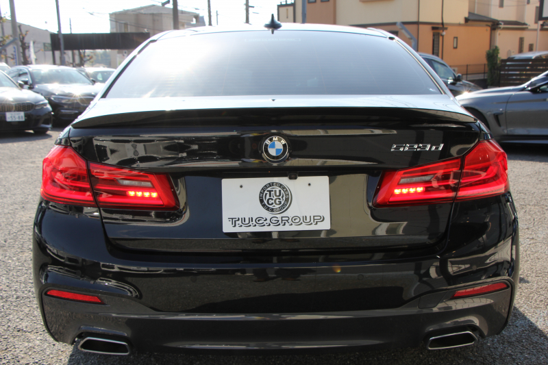 BMW 5シリーズ 523d ｴﾃﾞｨｼｮﾝﾐｯｼｮﾝｲﾝﾎﾟｯｼﾌﾞﾙ 特別仕様車 ﾊｰﾏﾝｶｰﾄﾞﾝｻﾗｳﾝﾄﾞHUD 専用ﾌﾞﾗｯｸ19AW ﾌﾞﾗｯｸｷﾄﾞﾆｰｸﾞﾘﾙ 追従ACC ｽﾃｱﾘﾝｸﾞｻﾎﾟｰﾄ 360度ｶﾒﾗ Pｱｼｽﾄ ﾀｯﾁ画面HDDﾅﾋﾞTV LEDﾍｯﾄﾞﾗｲﾄ ｵｰﾄﾊｲﾋﾞｰﾑ 電動ﾄﾗﾝｸ 2年保証