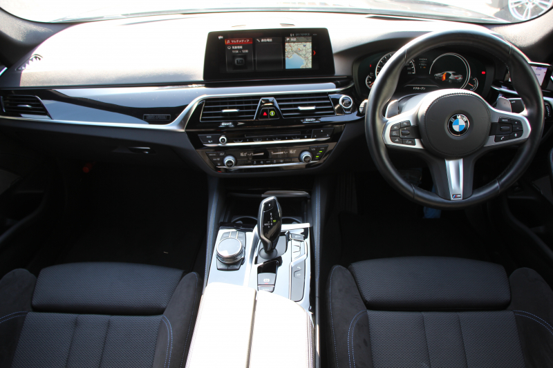 BMW 5シリーズ 523d ｴﾃﾞｨｼｮﾝﾐｯｼｮﾝｲﾝﾎﾟｯｼﾌﾞﾙ 特別仕様車 ﾊｰﾏﾝｶｰﾄﾞﾝｻﾗｳﾝﾄﾞHUD 専用ﾌﾞﾗｯｸ19AW ﾌﾞﾗｯｸｷﾄﾞﾆｰｸﾞﾘﾙ 追従ACC ｽﾃｱﾘﾝｸﾞｻﾎﾟｰﾄ 360度ｶﾒﾗ Pｱｼｽﾄ ﾀｯﾁ画面HDDﾅﾋﾞTV LEDﾍｯﾄﾞﾗｲﾄ ｵｰﾄﾊｲﾋﾞｰﾑ 電動ﾄﾗﾝｸ 2年保証