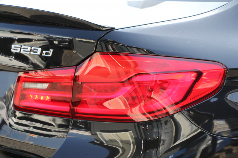 BMW 5シリーズ 523d ｴﾃﾞｨｼｮﾝﾐｯｼｮﾝｲﾝﾎﾟｯｼﾌﾞﾙ 特別仕様車 ﾊｰﾏﾝｶｰﾄﾞﾝｻﾗｳﾝﾄﾞHUD 専用ﾌﾞﾗｯｸ19AW ﾌﾞﾗｯｸｷﾄﾞﾆｰｸﾞﾘﾙ 追従ACC ｽﾃｱﾘﾝｸﾞｻﾎﾟｰﾄ 360度ｶﾒﾗ Pｱｼｽﾄ ﾀｯﾁ画面HDDﾅﾋﾞTV LEDﾍｯﾄﾞﾗｲﾄ ｵｰﾄﾊｲﾋﾞｰﾑ 電動ﾄﾗﾝｸ 2年保証