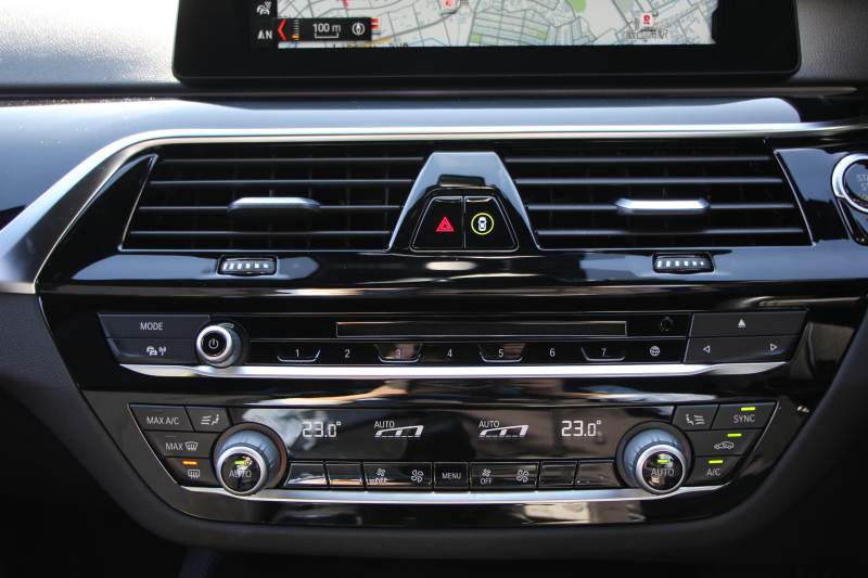 BMW 5シリーズ 523d ｴﾃﾞｨｼｮﾝﾐｯｼｮﾝｲﾝﾎﾟｯｼﾌﾞﾙ 特別仕様車 ﾊｰﾏﾝｶｰﾄﾞﾝｻﾗｳﾝﾄﾞHUD 専用ﾌﾞﾗｯｸ19AW ﾌﾞﾗｯｸｷﾄﾞﾆｰｸﾞﾘﾙ 追従ACC ｽﾃｱﾘﾝｸﾞｻﾎﾟｰﾄ 360度ｶﾒﾗ Pｱｼｽﾄ ﾀｯﾁ画面HDDﾅﾋﾞTV LEDﾍｯﾄﾞﾗｲﾄ ｵｰﾄﾊｲﾋﾞｰﾑ 電動ﾄﾗﾝｸ 2年保証