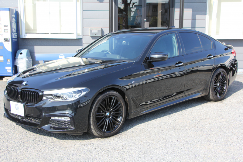 BMW 5シリーズ 523d ｴﾃﾞｨｼｮﾝﾐｯｼｮﾝｲﾝﾎﾟｯｼﾌﾞﾙ 特別仕様車 ﾊｰﾏﾝｶｰﾄﾞﾝｻﾗｳﾝﾄﾞHUD 専用ﾌﾞﾗｯｸ19AW ﾌﾞﾗｯｸｷﾄﾞﾆｰｸﾞﾘﾙ 追従ACC ｽﾃｱﾘﾝｸﾞｻﾎﾟｰﾄ 360度ｶﾒﾗ Pｱｼｽﾄ ﾀｯﾁ画面HDDﾅﾋﾞTV LEDﾍｯﾄﾞﾗｲﾄ ｵｰﾄﾊｲﾋﾞｰﾑ 電動ﾄﾗﾝｸ 2年保証