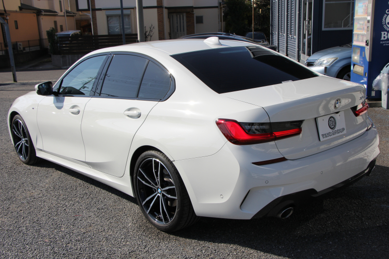 BMW 3シリーズ 320i Mｽﾎﾟｰﾂ ﾃﾞﾋﾞｭｰ&ｺﾝﾌｫｰﾄP ﾋｰﾀｰ黒革 専用ﾌﾞﾙｰｽﾃｯﾁ 19AW 追従ACC ｽﾃｱﾘﾝｸﾞｻﾎﾟｰﾄ LEDﾍｯﾄﾞﾗｲﾄ ｵｰﾄﾊｲﾋﾞｰﾑ 電動ﾄﾗﾝｸ ｱｯﾌﾟﾙｶｰﾌﾟﾚｲ ﾀｯﾁ画面HDDﾅﾋﾞﾜｲﾔﾚｽ充電 Hi-fiｽﾋﾟｰｶｰ Pｱｼｽﾄ 専用ｴｱﾛ 2年保証