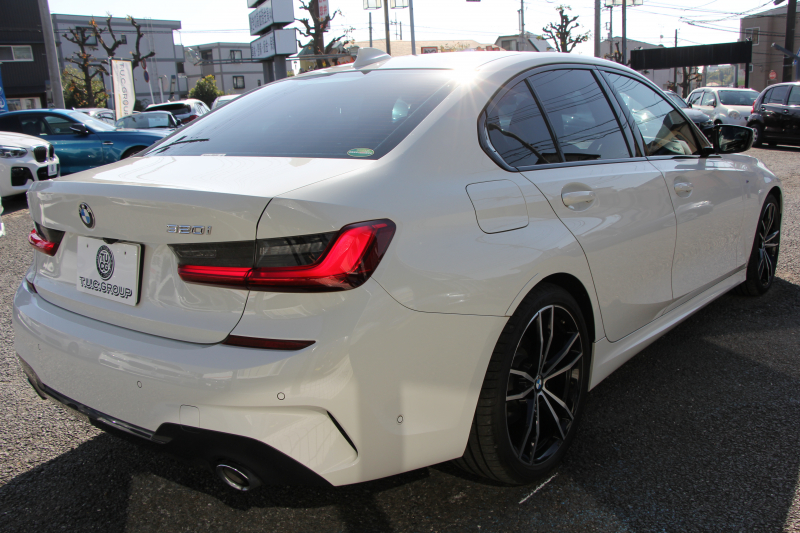 BMW 3シリーズ 320i Mｽﾎﾟｰﾂ ﾃﾞﾋﾞｭｰ&ｺﾝﾌｫｰﾄP ﾋｰﾀｰ黒革 専用ﾌﾞﾙｰｽﾃｯﾁ 19AW 追従ACC ｽﾃｱﾘﾝｸﾞｻﾎﾟｰﾄ LEDﾍｯﾄﾞﾗｲﾄ ｵｰﾄﾊｲﾋﾞｰﾑ 電動ﾄﾗﾝｸ ｱｯﾌﾟﾙｶｰﾌﾟﾚｲ ﾀｯﾁ画面HDDﾅﾋﾞﾜｲﾔﾚｽ充電 Hi-fiｽﾋﾟｰｶｰ Pｱｼｽﾄ 専用ｴｱﾛ 2年保証