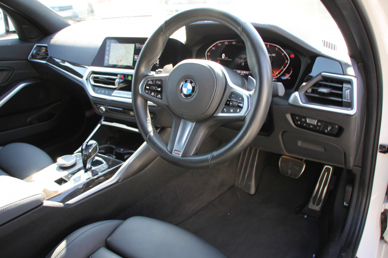BMW 3シリーズ 320i Mｽﾎﾟｰﾂ ﾃﾞﾋﾞｭｰ&ｺﾝﾌｫｰﾄP ﾋｰﾀｰ黒革 専用ﾌﾞﾙｰｽﾃｯﾁ 19AW 追従ACC ｽﾃｱﾘﾝｸﾞｻﾎﾟｰﾄ LEDﾍｯﾄﾞﾗｲﾄ ｵｰﾄﾊｲﾋﾞｰﾑ 電動ﾄﾗﾝｸ ｱｯﾌﾟﾙｶｰﾌﾟﾚｲ ﾀｯﾁ画面HDDﾅﾋﾞﾜｲﾔﾚｽ充電 Hi-fiｽﾋﾟｰｶｰ Pｱｼｽﾄ 専用ｴｱﾛ 2年保証