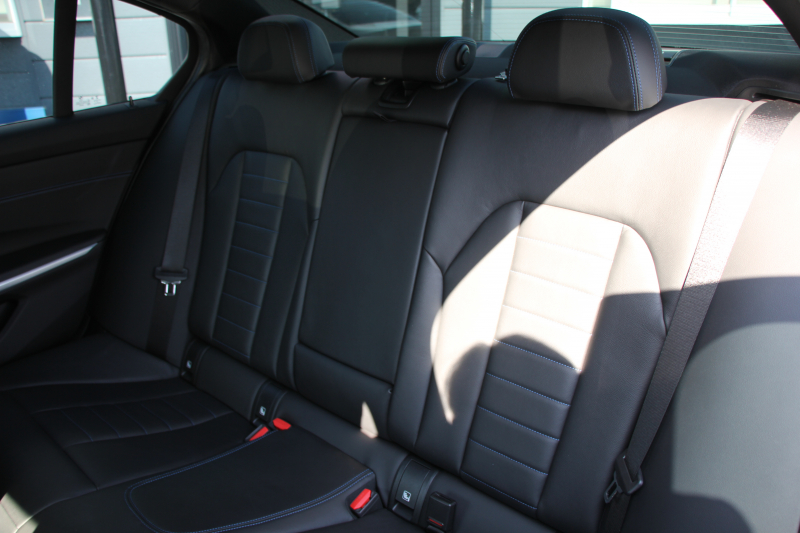 BMW 3シリーズ 320i Mｽﾎﾟｰﾂ ﾃﾞﾋﾞｭｰ&ｺﾝﾌｫｰﾄP ﾋｰﾀｰ黒革 専用ﾌﾞﾙｰｽﾃｯﾁ 19AW 追従ACC ｽﾃｱﾘﾝｸﾞｻﾎﾟｰﾄ LEDﾍｯﾄﾞﾗｲﾄ ｵｰﾄﾊｲﾋﾞｰﾑ 電動ﾄﾗﾝｸ ｱｯﾌﾟﾙｶｰﾌﾟﾚｲ ﾀｯﾁ画面HDDﾅﾋﾞﾜｲﾔﾚｽ充電 Hi-fiｽﾋﾟｰｶｰ Pｱｼｽﾄ 専用ｴｱﾛ 2年保証