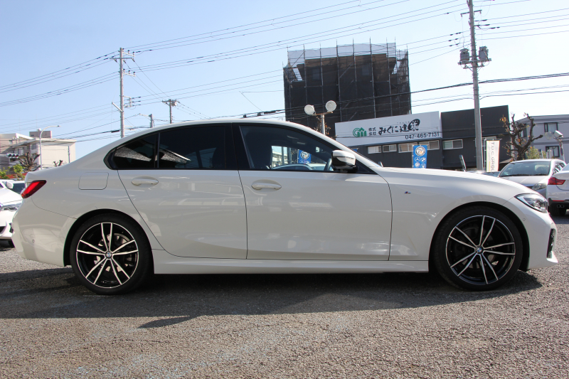 BMW 3シリーズ 320i Mｽﾎﾟｰﾂ ﾃﾞﾋﾞｭｰ&ｺﾝﾌｫｰﾄP ﾋｰﾀｰ黒革 専用ﾌﾞﾙｰｽﾃｯﾁ 19AW 追従ACC ｽﾃｱﾘﾝｸﾞｻﾎﾟｰﾄ LEDﾍｯﾄﾞﾗｲﾄ ｵｰﾄﾊｲﾋﾞｰﾑ 電動ﾄﾗﾝｸ ｱｯﾌﾟﾙｶｰﾌﾟﾚｲ ﾀｯﾁ画面HDDﾅﾋﾞﾜｲﾔﾚｽ充電 Hi-fiｽﾋﾟｰｶｰ Pｱｼｽﾄ 専用ｴｱﾛ 2年保証