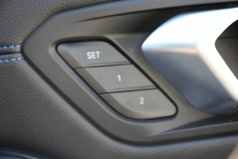 BMW 3シリーズ 320i Mｽﾎﾟｰﾂ ﾃﾞﾋﾞｭｰ&ｺﾝﾌｫｰﾄP ﾋｰﾀｰ黒革 専用ﾌﾞﾙｰｽﾃｯﾁ 19AW 追従ACC ｽﾃｱﾘﾝｸﾞｻﾎﾟｰﾄ LEDﾍｯﾄﾞﾗｲﾄ ｵｰﾄﾊｲﾋﾞｰﾑ 電動ﾄﾗﾝｸ ｱｯﾌﾟﾙｶｰﾌﾟﾚｲ ﾀｯﾁ画面HDDﾅﾋﾞﾜｲﾔﾚｽ充電 Hi-fiｽﾋﾟｰｶｰ Pｱｼｽﾄ 専用ｴｱﾛ 2年保証