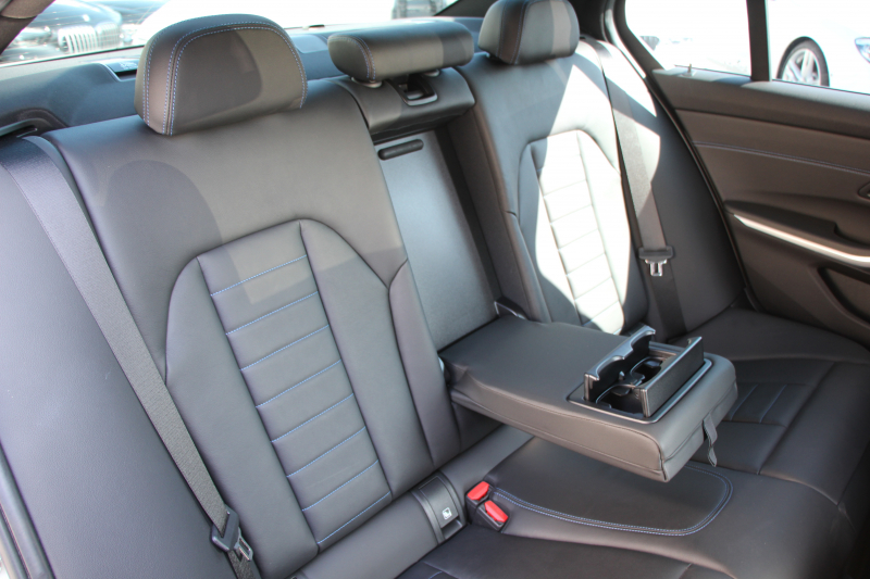 BMW 3シリーズ 320i Mｽﾎﾟｰﾂ ﾃﾞﾋﾞｭｰ&ｺﾝﾌｫｰﾄP ﾋｰﾀｰ黒革 専用ﾌﾞﾙｰｽﾃｯﾁ 19AW 追従ACC ｽﾃｱﾘﾝｸﾞｻﾎﾟｰﾄ LEDﾍｯﾄﾞﾗｲﾄ ｵｰﾄﾊｲﾋﾞｰﾑ 電動ﾄﾗﾝｸ ｱｯﾌﾟﾙｶｰﾌﾟﾚｲ ﾀｯﾁ画面HDDﾅﾋﾞﾜｲﾔﾚｽ充電 Hi-fiｽﾋﾟｰｶｰ Pｱｼｽﾄ 専用ｴｱﾛ 2年保証