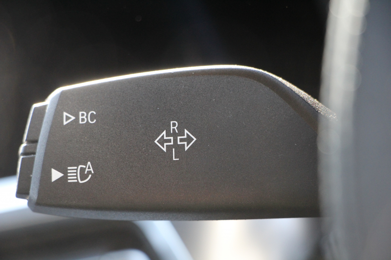 BMW 3シリーズ 320i Mｽﾎﾟｰﾂ ﾃﾞﾋﾞｭｰ&ｺﾝﾌｫｰﾄP ﾋｰﾀｰ黒革 専用ﾌﾞﾙｰｽﾃｯﾁ 19AW 追従ACC ｽﾃｱﾘﾝｸﾞｻﾎﾟｰﾄ LEDﾍｯﾄﾞﾗｲﾄ ｵｰﾄﾊｲﾋﾞｰﾑ 電動ﾄﾗﾝｸ ｱｯﾌﾟﾙｶｰﾌﾟﾚｲ ﾀｯﾁ画面HDDﾅﾋﾞﾜｲﾔﾚｽ充電 Hi-fiｽﾋﾟｰｶｰ Pｱｼｽﾄ 専用ｴｱﾛ 2年保証