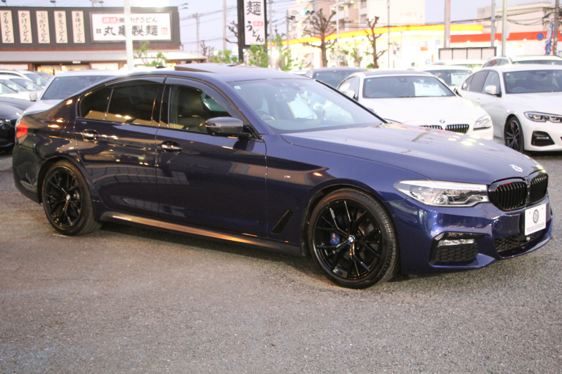 BMW 5シリーズ 530i Mｽﾎﾟｰﾂ 1ｵ-ﾅ 252馬力 ｻﾝﾙｰﾌ 全席ﾋｰﾀｰ黒革 ﾌﾞﾗｯｸ19AW Mspﾌﾞﾚｰｷ 追従ACC ｽﾃｱﾘﾝｸﾞｻﾎﾟｰﾄ LEDﾍｯﾄﾞﾗｲﾄ ﾊｲﾋﾞｰﾑｱｼｽﾄ ﾀｯﾁ画面HDDﾅﾋﾞTV 360度ｶﾒﾗ Pｱｼｽﾄﾌﾟﾗｽ 電動ﾄﾗﾝｸ 専用ｴｱﾛ ﾊﾟﾄﾞﾙｼﾌﾄ 2年保証