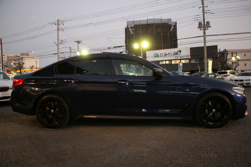 BMW 5シリーズ 530i Mｽﾎﾟｰﾂ 1ｵ-ﾅ 252馬力 ｻﾝﾙｰﾌ 全席ﾋｰﾀｰ黒革 ﾌﾞﾗｯｸ19AW Mspﾌﾞﾚｰｷ 追従ACC ｽﾃｱﾘﾝｸﾞｻﾎﾟｰﾄ LEDﾍｯﾄﾞﾗｲﾄ ﾊｲﾋﾞｰﾑｱｼｽﾄ ﾀｯﾁ画面HDDﾅﾋﾞTV 360度ｶﾒﾗ Pｱｼｽﾄﾌﾟﾗｽ 電動ﾄﾗﾝｸ 専用ｴｱﾛ ﾊﾟﾄﾞﾙｼﾌﾄ 2年保証