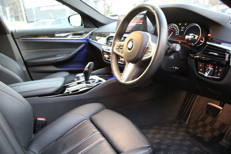 BMW 5シリーズ 530i Mｽﾎﾟｰﾂ 1ｵ-ﾅ 252馬力 ｻﾝﾙｰﾌ 全席ﾋｰﾀｰ黒革 ﾌﾞﾗｯｸ19AW Mspﾌﾞﾚｰｷ 追従ACC ｽﾃｱﾘﾝｸﾞｻﾎﾟｰﾄ LEDﾍｯﾄﾞﾗｲﾄ ﾊｲﾋﾞｰﾑｱｼｽﾄ ﾀｯﾁ画面HDDﾅﾋﾞTV 360度ｶﾒﾗ Pｱｼｽﾄﾌﾟﾗｽ 電動ﾄﾗﾝｸ 専用ｴｱﾛ ﾊﾟﾄﾞﾙｼﾌﾄ 2年保証