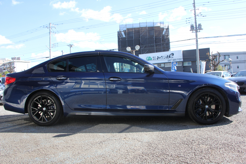 BMW 5シリーズ 530i Mｽﾎﾟｰﾂ 252馬力 1ｵﾅ ｻﾝﾙｰﾌ 全席ﾋｰﾀｰ黒革 ﾌﾞﾗｯｸ19AW Mspﾌﾞﾚｰｷ 追従ACC ｽﾃｱﾘﾝｸﾞｻﾎﾟｰﾄ LEDﾍｯﾄﾞﾗｲﾄ ﾊｲﾋﾞｰﾑｱｼｽﾄ ﾀｯﾁ画面HDDﾅﾋﾞTV 360度ｶﾒﾗ Pｱｼｽﾄﾌﾟﾗｽ 電動ﾄﾗﾝｸ 専用ｴｱﾛ ﾊﾟﾄﾞﾙｼﾌﾄ 2年保証