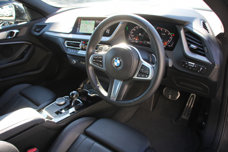 BMW 2シリーズ M235i Xdrive ｸﾞﾗﾝｸｰﾍﾟﾌﾟﾗｽP 306馬力 4WD ﾊﾟﾉﾗﾏｻﾝﾙｰﾌ ﾋｰﾀｰ黒革 Mｽﾎﾟｰﾂｼｰﾄ ｱﾀﾞﾌﾟﾃｨﾌﾞｻｽ Hi-fiｽﾋﾟｰｶｰ 追従ACC 後退ｱｼｽﾄ LEDﾍｯﾄﾞﾗｲﾄ 専用18AW Mspﾌﾞﾚｰｷ Applecarplay ﾀｯﾁ画面HDDﾅﾋﾞPｱｼｽﾄ 2年保証