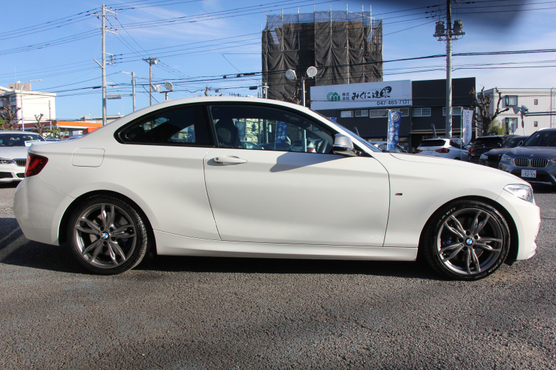 BMW 2シリーズ M235i ｸｰﾍﾟ直6ﾀｰﾎﾞ326馬力 ｱﾀﾞﾌﾟﾃｨﾌﾞMｻｽ 専用ﾌﾞﾚｰｷ Bｶﾒﾗ&ﾘｱ障害物ｿﾅｰ 衝突軽減ﾌﾞﾚｰｷ 車線逸脱警告 歩行者警告 ﾌﾞﾚｰｷ付ｸﾙｺﾝ HDDﾅﾋﾞBluetooth接続 ｽﾏｰﾄｷｰ 18AW ﾊﾟﾄﾞﾙｼﾌﾄ ﾌﾞﾗｯｸｸﾞﾘﾙ 2年保証