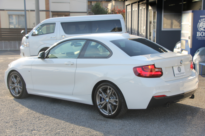 BMW 2シリーズ M235i ｸｰﾍﾟ直6ﾀｰﾎﾞ326馬力 ｱﾀﾞﾌﾟﾃｨﾌﾞMｻｽ 専用ﾌﾞﾚｰｷ Bｶﾒﾗ&ﾘｱ障害物ｿﾅｰ 衝突軽減ﾌﾞﾚｰｷ 車線逸脱警告 歩行者警告 ﾌﾞﾚｰｷ付ｸﾙｺﾝ HDDﾅﾋﾞBluetooth接続 ｽﾏｰﾄｷｰ 18AW ﾊﾟﾄﾞﾙｼﾌﾄ ﾌﾞﾗｯｸｸﾞﾘﾙ 2年保証