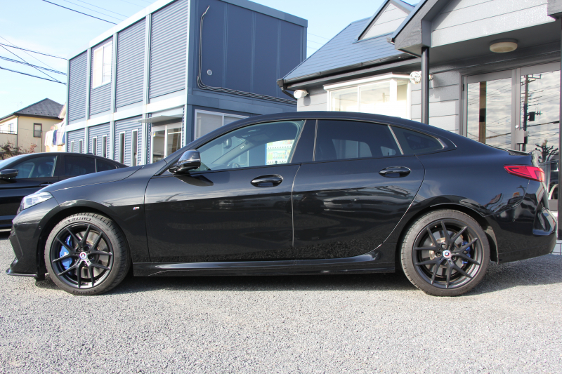 BMW 2シリーズ M235i Xdrive ｸﾞﾗﾝｸｰﾍﾟﾃﾞﾋﾞｭｰP 306馬力 4WD ﾋｰﾀｰ黒革 Mｽﾎﾟｰﾂｼｰﾄ Mｼｰﾄﾍﾞﾙﾄ ｱﾀﾞﾌﾟﾃｨﾌﾞｻｽ 追従ACC 3Ddesignﾌﾛﾝﾄｽﾎﾟｲﾗｰ MPerformance18AW&ｽﾃｱﾘﾝｸﾞｱｯﾌﾟﾙｶｰﾌﾟﾚｲ LEDﾍｯﾄﾞﾗｲﾄ ｵｰﾄﾊｲﾋﾞｰﾑ 2年保証
