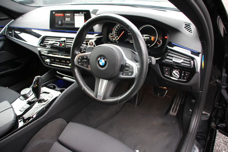 BMW 5シリーズ 523i ﾂｰﾘﾝｸﾞﾌﾞﾗｯｸｱｳﾄ 特別仕様車 HUD ﾊｰﾏﾝｶｰﾄﾞﾝ 追従ACC ｽﾃｱﾘﾝｸﾞｻﾎﾟｰﾄ LEDﾍｯﾄﾞﾗｲﾄ ｵｰﾄﾊｲﾋﾞｰﾑ ﾀｯﾁ画面HDDﾅﾋﾞTV 360度ﾊﾟﾉﾗﾏｶﾒﾗ Pｱｼｽﾄﾌﾟﾗｽ 電動ﾄﾗﾝｸ ﾌﾞﾗｯｸ19AW 液晶ﾒｰﾀｰ ｽﾏｰﾄｷｰ 2年保証