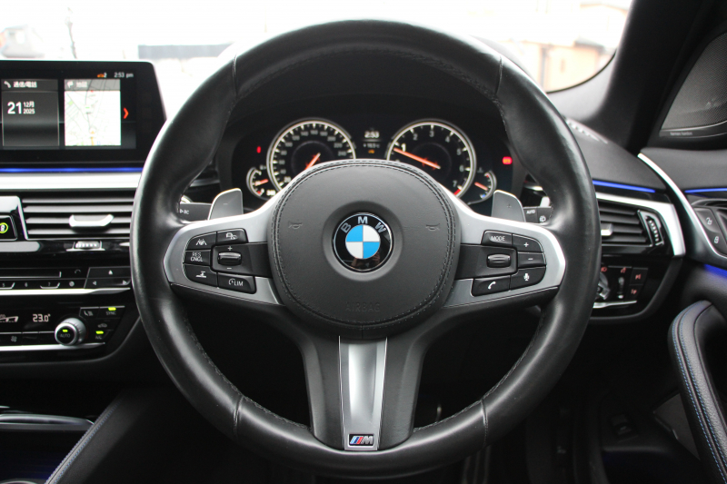 BMW 5シリーズ 523i ﾂｰﾘﾝｸﾞﾌﾞﾗｯｸｱｳﾄ 特別仕様車 HUD ﾊｰﾏﾝｶｰﾄﾞﾝ 追従ACC ｽﾃｱﾘﾝｸﾞｻﾎﾟｰﾄ LEDﾍｯﾄﾞﾗｲﾄ ｵｰﾄﾊｲﾋﾞｰﾑ ﾀｯﾁ画面HDDﾅﾋﾞTV 360度ﾊﾟﾉﾗﾏｶﾒﾗ Pｱｼｽﾄﾌﾟﾗｽ 電動ﾄﾗﾝｸ ﾌﾞﾗｯｸ19AW 液晶ﾒｰﾀｰ ｽﾏｰﾄｷｰ 2年保証