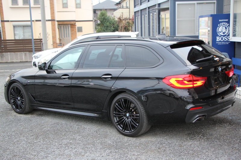 BMW 5シリーズ 523i ﾂｰﾘﾝｸﾞﾌﾞﾗｯｸｱｳﾄ 特別仕様車 HUD ﾊｰﾏﾝｶｰﾄﾞﾝ 追従ACC ｽﾃｱﾘﾝｸﾞｻﾎﾟｰﾄ LEDﾍｯﾄﾞﾗｲﾄ ｵｰﾄﾊｲﾋﾞｰﾑ ﾀｯﾁ画面HDDﾅﾋﾞTV 360度ﾊﾟﾉﾗﾏｶﾒﾗ Pｱｼｽﾄﾌﾟﾗｽ 電動ﾄﾗﾝｸ ﾌﾞﾗｯｸ19AW 液晶ﾒｰﾀｰ ｽﾏｰﾄｷｰ 2年保証