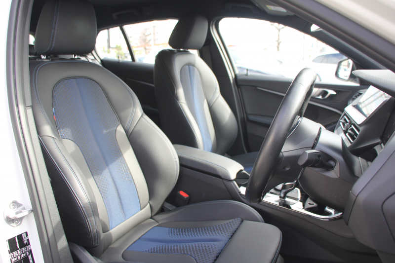 BMW 1シリーズ 118d Mｽﾎﾟｰﾂ ｴﾃﾞｨｼｮﾝｼﾞｮｲﾌﾟﾗｽ ｺﾝﾌｫｰﾄP 1ｵｰﾅ 追従ACC 電動ﾘｱｹﾞｰﾄ idriveﾅﾋﾞｹﾞｰｼｮﾝP BMWﾗｲﾌﾞｺｯｸﾋﾟｯﾄ ｱｯﾌﾟﾙｶｰﾌﾟﾚｲ ﾒﾓﾘｰ付電動ﾊｰﾌﾚｻﾞｰ ｽﾄﾚｰｼﾞﾊﾟｯｹｰｼﾞｲﾙﾐﾎﾞｽﾄﾝﾄﾘﾑ LEDﾍｯﾄﾞﾗｲﾄ Pｱｼｽﾄ 18AW 専用ｴｱﾛ 2年保証