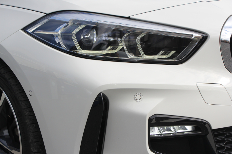 BMW 1シリーズ 118d Mｽﾎﾟｰﾂ ｴﾃﾞｨｼｮﾝｼﾞｮｲﾌﾟﾗｽ ｺﾝﾌｫｰﾄP 1ｵｰﾅ 追従ACC 電動ﾘｱｹﾞｰﾄ idriveﾅﾋﾞｹﾞｰｼｮﾝP BMWﾗｲﾌﾞｺｯｸﾋﾟｯﾄ ｱｯﾌﾟﾙｶｰﾌﾟﾚｲ ﾒﾓﾘｰ付電動ﾊｰﾌﾚｻﾞｰ ｽﾄﾚｰｼﾞﾊﾟｯｹｰｼﾞｲﾙﾐﾎﾞｽﾄﾝﾄﾘﾑ LEDﾍｯﾄﾞﾗｲﾄ Pｱｼｽﾄ 18AW 専用ｴｱﾛ 2年保証