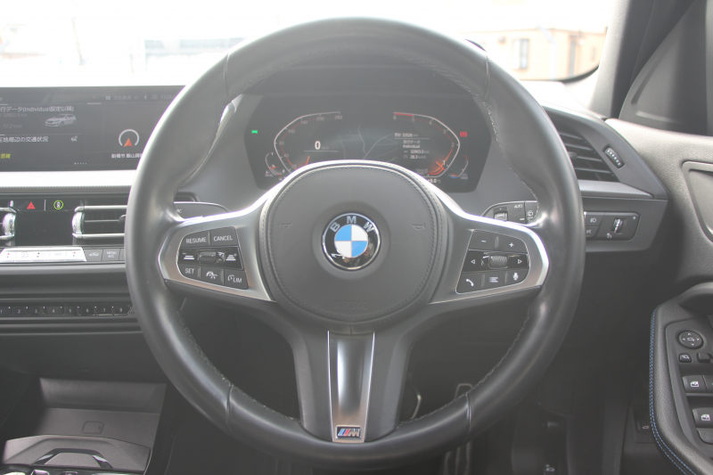 BMW 1シリーズ 118d Mｽﾎﾟｰﾂ ｴﾃﾞｨｼｮﾝｼﾞｮｲﾌﾟﾗｽ ｺﾝﾌｫｰﾄP 1ｵｰﾅ 追従ACC 電動ﾘｱｹﾞｰﾄ idriveﾅﾋﾞｹﾞｰｼｮﾝP BMWﾗｲﾌﾞｺｯｸﾋﾟｯﾄ ｱｯﾌﾟﾙｶｰﾌﾟﾚｲ ﾒﾓﾘｰ付電動ﾊｰﾌﾚｻﾞｰ ｽﾄﾚｰｼﾞﾊﾟｯｹｰｼﾞｲﾙﾐﾎﾞｽﾄﾝﾄﾘﾑ LEDﾍｯﾄﾞﾗｲﾄ Pｱｼｽﾄ 18AW 専用ｴｱﾛ 2年保証