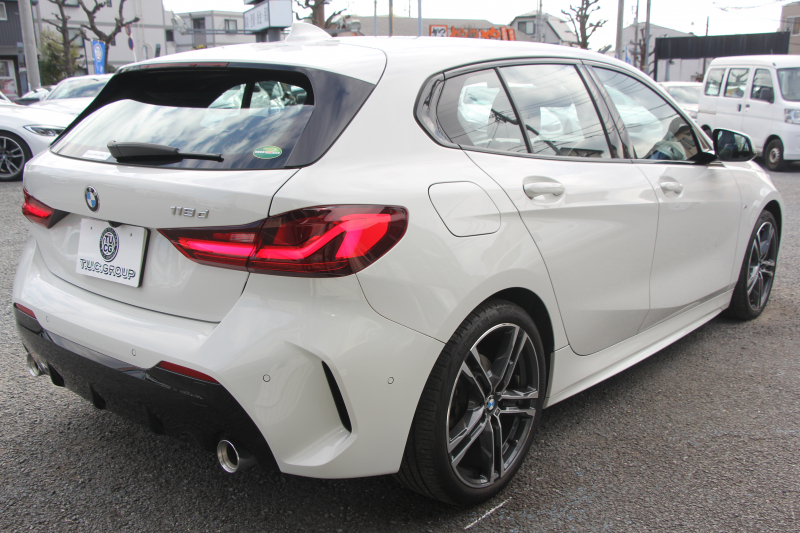 BMW 1シリーズ 118d Mｽﾎﾟｰﾂ ｴﾃﾞｨｼｮﾝｼﾞｮｲﾌﾟﾗｽ ｺﾝﾌｫｰﾄP 1ｵｰﾅ 追従ACC 電動ﾘｱｹﾞｰﾄ idriveﾅﾋﾞｹﾞｰｼｮﾝP BMWﾗｲﾌﾞｺｯｸﾋﾟｯﾄ ｱｯﾌﾟﾙｶｰﾌﾟﾚｲ ﾒﾓﾘｰ付電動ﾊｰﾌﾚｻﾞｰ ｽﾄﾚｰｼﾞﾊﾟｯｹｰｼﾞｲﾙﾐﾎﾞｽﾄﾝﾄﾘﾑ LEDﾍｯﾄﾞﾗｲﾄ Pｱｼｽﾄ 18AW 専用ｴｱﾛ 2年保証