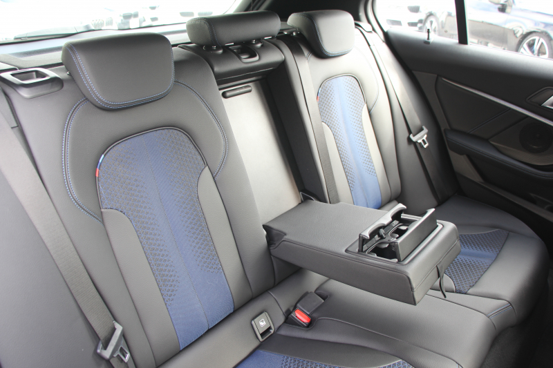 BMW 1シリーズ 118d Mｽﾎﾟｰﾂ ｴﾃﾞｨｼｮﾝｼﾞｮｲﾌﾟﾗｽ ｺﾝﾌｫｰﾄP 1ｵｰﾅ 追従ACC 電動ﾘｱｹﾞｰﾄ idriveﾅﾋﾞｹﾞｰｼｮﾝP BMWﾗｲﾌﾞｺｯｸﾋﾟｯﾄ ｱｯﾌﾟﾙｶｰﾌﾟﾚｲ ﾒﾓﾘｰ付電動ﾊｰﾌﾚｻﾞｰ ｽﾄﾚｰｼﾞﾊﾟｯｹｰｼﾞｲﾙﾐﾎﾞｽﾄﾝﾄﾘﾑ LEDﾍｯﾄﾞﾗｲﾄ Pｱｼｽﾄ 18AW 専用ｴｱﾛ 2年保証