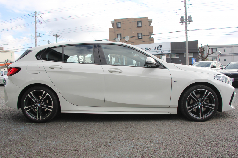 BMW 1シリーズ 118d Mｽﾎﾟｰﾂ ｴﾃﾞｨｼｮﾝｼﾞｮｲﾌﾟﾗｽ ｺﾝﾌｫｰﾄP 1ｵｰﾅ 追従ACC 電動ﾘｱｹﾞｰﾄ idriveﾅﾋﾞｹﾞｰｼｮﾝP BMWﾗｲﾌﾞｺｯｸﾋﾟｯﾄ ｱｯﾌﾟﾙｶｰﾌﾟﾚｲ ﾒﾓﾘｰ付電動ﾊｰﾌﾚｻﾞｰ ｽﾄﾚｰｼﾞﾊﾟｯｹｰｼﾞｲﾙﾐﾎﾞｽﾄﾝﾄﾘﾑ LEDﾍｯﾄﾞﾗｲﾄ Pｱｼｽﾄ 18AW 専用ｴｱﾛ 2年保証