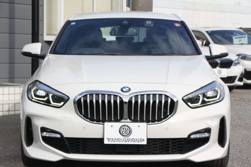 BMW 1シリーズ 118d Mｽﾎﾟｰﾂ ｴﾃﾞｨｼｮﾝｼﾞｮｲﾌﾟﾗｽ ｺﾝﾌｫｰﾄP 1ｵｰﾅ 追従ACC 電動ﾘｱｹﾞｰﾄ idriveﾅﾋﾞｹﾞｰｼｮﾝP BMWﾗｲﾌﾞｺｯｸﾋﾟｯﾄ ｱｯﾌﾟﾙｶｰﾌﾟﾚｲ ﾒﾓﾘｰ付電動ﾊｰﾌﾚｻﾞｰ ｽﾄﾚｰｼﾞﾊﾟｯｹｰｼﾞｲﾙﾐﾎﾞｽﾄﾝﾄﾘﾑ LEDﾍｯﾄﾞﾗｲﾄ Pｱｼｽﾄ 18AW 専用ｴｱﾛ 2年保証