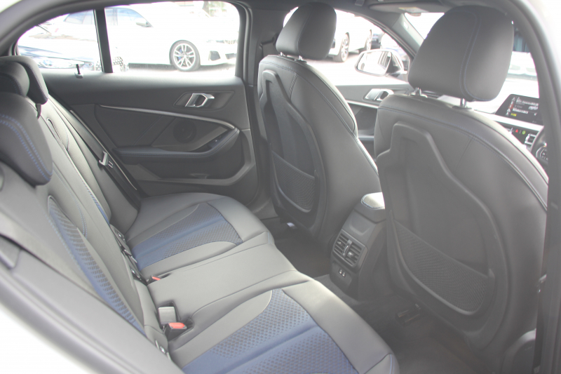 BMW 1シリーズ 118d Mｽﾎﾟｰﾂ ｴﾃﾞｨｼｮﾝｼﾞｮｲﾌﾟﾗｽ ｺﾝﾌｫｰﾄP 1ｵｰﾅ 追従ACC 電動ﾘｱｹﾞｰﾄ idriveﾅﾋﾞｹﾞｰｼｮﾝP BMWﾗｲﾌﾞｺｯｸﾋﾟｯﾄ ｱｯﾌﾟﾙｶｰﾌﾟﾚｲ ﾒﾓﾘｰ付電動ﾊｰﾌﾚｻﾞｰ ｽﾄﾚｰｼﾞﾊﾟｯｹｰｼﾞｲﾙﾐﾎﾞｽﾄﾝﾄﾘﾑ LEDﾍｯﾄﾞﾗｲﾄ Pｱｼｽﾄ 18AW 専用ｴｱﾛ 2年保証