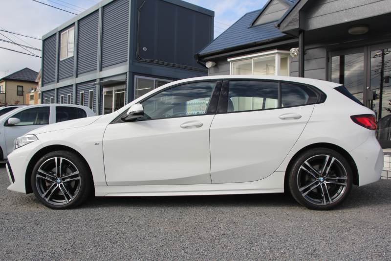 BMW 1シリーズ 118d Mｽﾎﾟｰﾂ ｴﾃﾞｨｼｮﾝｼﾞｮｲﾌﾟﾗｽ ｺﾝﾌｫｰﾄP 1ｵｰﾅ 追従ACC 電動ﾘｱｹﾞｰﾄ idriveﾅﾋﾞｹﾞｰｼｮﾝP BMWﾗｲﾌﾞｺｯｸﾋﾟｯﾄ ｱｯﾌﾟﾙｶｰﾌﾟﾚｲ ﾒﾓﾘｰ付電動ﾊｰﾌﾚｻﾞｰ ｽﾄﾚｰｼﾞﾊﾟｯｹｰｼﾞｲﾙﾐﾎﾞｽﾄﾝﾄﾘﾑ LEDﾍｯﾄﾞﾗｲﾄ Pｱｼｽﾄ 18AW 専用ｴｱﾛ 2年保証