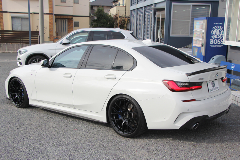 BMW 3シリーズ 330i Mｽﾎﾟｰﾂ ﾃﾞﾋﾞｭｰ&ｺﾝﾌｫｰﾄP 高出力 258馬力 ﾋｰﾀｰ黒革 専用ﾌﾞﾙｰｽﾃｯﾁ HUD 追従ACC ｽﾃｱﾘﾝｸﾞｻﾎﾟｰﾄ Mｽﾎﾟｰﾂﾌﾞﾚｰｷ ﾚｲｽﾞ19AW 3Dﾃﾞｻﾞｲﾝｴｱﾛ LEDﾍｯﾄﾞﾗｲﾄ ｵｰﾄﾊｲﾋﾞｰﾑ 360度ｶﾒﾗ 電動ﾄﾗﾝｸ Hi-fiｽﾋﾟｰｶｰ BMWﾗｲﾌﾞｺｯｸﾋﾟｯﾄ 2年保証