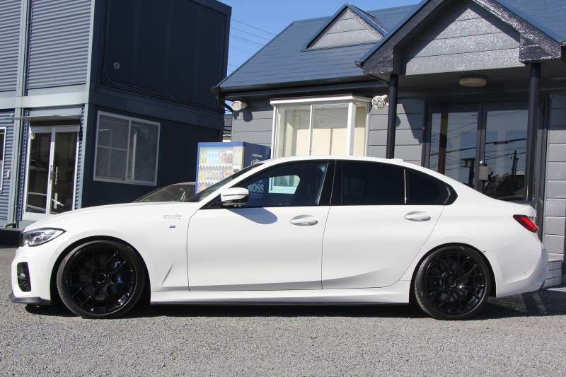 BMW 3シリーズ 330i Mｽﾎﾟｰﾂ ﾃﾞﾋﾞｭｰ&ｺﾝﾌｫｰﾄP 高出力 258馬力 ﾋｰﾀｰ黒革 専用ﾌﾞﾙｰｽﾃｯﾁ HUD 追従ACC ｽﾃｱﾘﾝｸﾞｻﾎﾟｰﾄ Mｽﾎﾟｰﾂﾌﾞﾚｰｷ ﾚｲｽﾞ19AW 3Dﾃﾞｻﾞｲﾝｴｱﾛ LEDﾍｯﾄﾞﾗｲﾄ ｵｰﾄﾊｲﾋﾞｰﾑ 360度ｶﾒﾗ 電動ﾄﾗﾝｸ Hi-fiｽﾋﾟｰｶｰ BMWﾗｲﾌﾞｺｯｸﾋﾟｯﾄ 2年保証