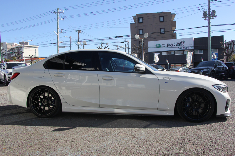 BMW 3シリーズ 330i Mｽﾎﾟｰﾂ ﾃﾞﾋﾞｭｰ&ｺﾝﾌｫｰﾄP 高出力 258馬力 ﾋｰﾀｰ黒革 専用ﾌﾞﾙｰｽﾃｯﾁ HUD 追従ACC ｽﾃｱﾘﾝｸﾞｻﾎﾟｰﾄ Mｽﾎﾟｰﾂﾌﾞﾚｰｷ ﾚｲｽﾞ19AW 3Dﾃﾞｻﾞｲﾝｴｱﾛ LEDﾍｯﾄﾞﾗｲﾄ ｵｰﾄﾊｲﾋﾞｰﾑ 360度ｶﾒﾗ 電動ﾄﾗﾝｸ Hi-fiｽﾋﾟｰｶｰ BMWﾗｲﾌﾞｺｯｸﾋﾟｯﾄ 2年保証
