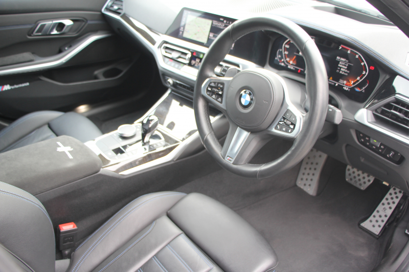 BMW 3シリーズ 330i Mｽﾎﾟｰﾂ ﾃﾞﾋﾞｭｰ&ｺﾝﾌｫｰﾄP 高出力 258馬力 ﾋｰﾀｰ黒革 専用ﾌﾞﾙｰｽﾃｯﾁ HUD 追従ACC ｽﾃｱﾘﾝｸﾞｻﾎﾟｰﾄ Mｽﾎﾟｰﾂﾌﾞﾚｰｷ ﾚｲｽﾞ19AW 3Dﾃﾞｻﾞｲﾝｴｱﾛ LEDﾍｯﾄﾞﾗｲﾄ ｵｰﾄﾊｲﾋﾞｰﾑ 360度ｶﾒﾗ 電動ﾄﾗﾝｸ Hi-fiｽﾋﾟｰｶｰ BMWﾗｲﾌﾞｺｯｸﾋﾟｯﾄ 2年保証