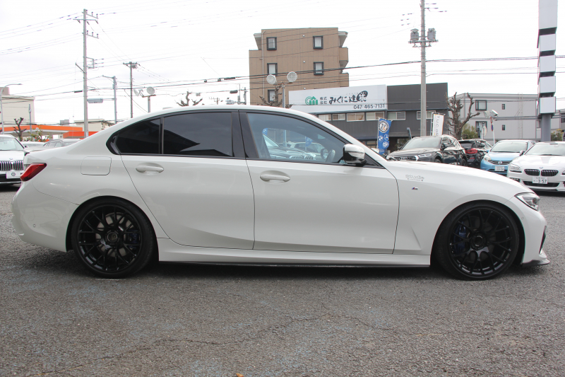 BMW 3シリーズ 330i Mｽﾎﾟｰﾂ ﾃﾞﾋﾞｭｰ&ｺﾝﾌｫｰﾄP 高出力 258馬力 ﾋｰﾀｰ黒革 専用ﾌﾞﾙｰｽﾃｯﾁ HUD 追従ACC ｽﾃｱﾘﾝｸﾞｻﾎﾟｰﾄ Mｽﾎﾟｰﾂﾌﾞﾚｰｷ ﾚｲｽﾞ19AW 3Dﾃﾞｻﾞｲﾝｴｱﾛ LEDﾍｯﾄﾞﾗｲﾄ ｵｰﾄﾊｲﾋﾞｰﾑ 360度ｶﾒﾗ 電動ﾄﾗﾝｸ Hi-fiｽﾋﾟｰｶｰ BMWﾗｲﾌﾞｺｯｸﾋﾟｯﾄ 2年保証