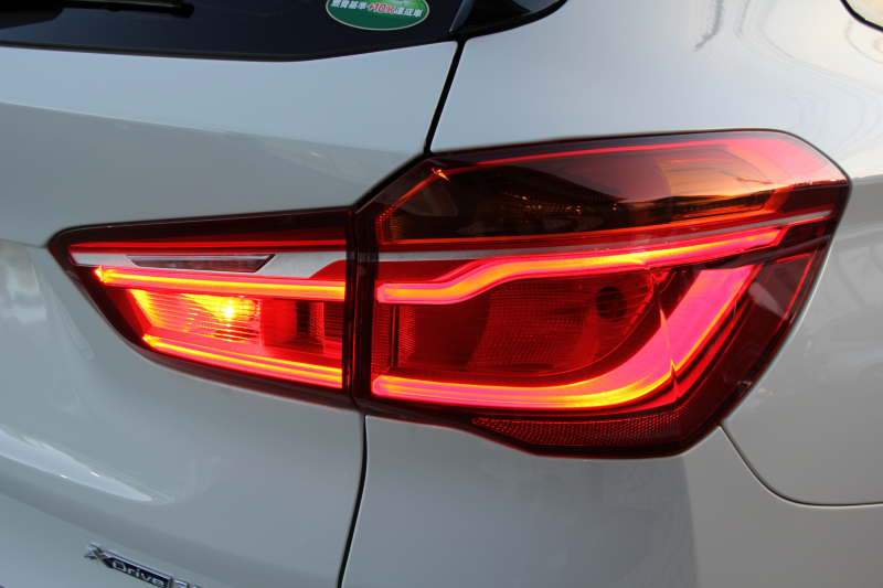 BMW X1 Xdrive18d Mｽﾎﾟｰﾂ ﾊｲﾗｲﾝ ｺﾝﾌｫｰﾄP 4WD 中期 変更後ﾀｯﾁﾊﾟﾈﾙ対応HDDﾅﾋﾞ新ﾃﾞｻﾞｲﾝﾒｰﾀｰ ﾋｰﾀｰ黒革 電動ｼｰﾄ&ﾒﾓﾘｰ 追従ACC HUD ﾌﾙｾｸﾞTV Pｱｼｽﾄ Bｶﾒﾗ 電動ﾄﾗﾝｸ 衝突軽減ﾌﾞﾚｰｷ 車線逸脱警告 歩行者警告 LEDﾍｯﾄﾞﾗｲﾄ 2年保証