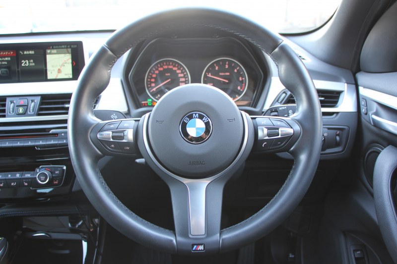 BMW X1 Xdrive18d Mｽﾎﾟｰﾂ ﾊｲﾗｲﾝ ｺﾝﾌｫｰﾄP 4WD 中期 変更後ﾀｯﾁﾊﾟﾈﾙ対応HDDﾅﾋﾞ新ﾃﾞｻﾞｲﾝﾒｰﾀｰ ﾋｰﾀｰ黒革 電動ｼｰﾄ&ﾒﾓﾘｰ 追従ACC HUD Pｱｼｽﾄ Bｶﾒﾗ 電動ﾄﾗﾝｸ 衝突軽減ﾌﾞﾚｰｷ 車線逸脱警告 歩行者警告 LEDﾍｯﾄﾞﾗｲﾄ 2年保証