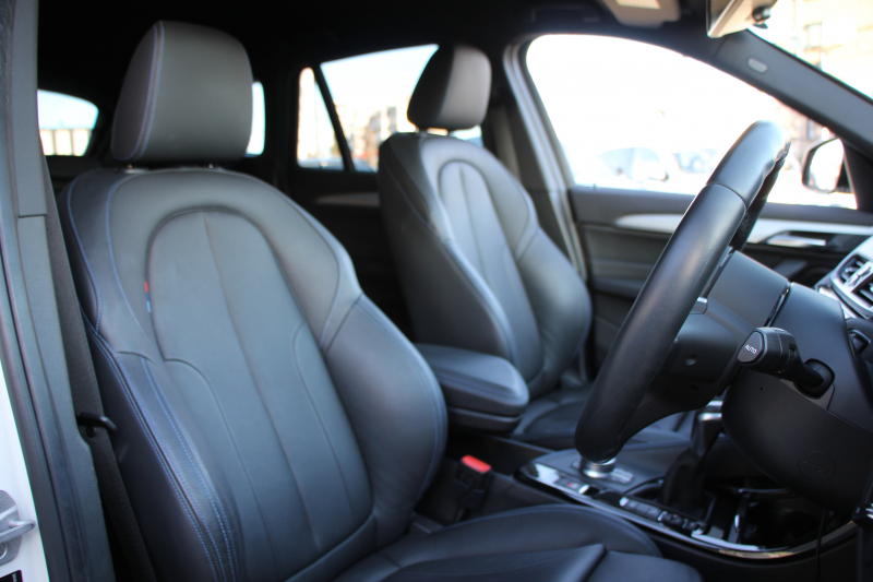 BMW X1 Xdrive18d Mｽﾎﾟｰﾂ ﾊｲﾗｲﾝ ｺﾝﾌｫｰﾄP 4WD 中期 変更後ﾀｯﾁﾊﾟﾈﾙ対応HDDﾅﾋﾞ新ﾃﾞｻﾞｲﾝﾒｰﾀｰ ﾋｰﾀｰ黒革 電動ｼｰﾄ&ﾒﾓﾘｰ 追従ACC HUD Pｱｼｽﾄ Bｶﾒﾗ 電動ﾄﾗﾝｸ 衝突軽減ﾌﾞﾚｰｷ 車線逸脱警告 歩行者警告 LEDﾍｯﾄﾞﾗｲﾄ 2年保証