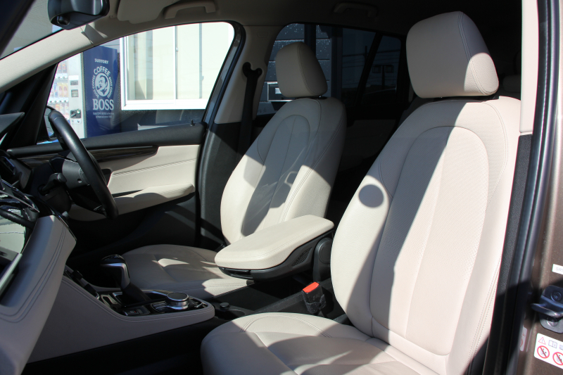 BMW 2シリーズ 218d ｸﾞﾗﾝﾂｱﾗｰ ﾗｸﾞｼﾞｭｱﾘｰ 後期 ﾌｪｲｽﾘﾌﾄ後 3列7人乗り ADｱｸﾃｨﾌﾞｾｰﾌﾃｨ&ｺﾝﾌｫｰﾄP 追従ACC HUD 受注生産OPｵｲｽﾀｰﾚｻﾞｰ 電動ﾄﾗﾝｸ LEDﾍｯﾄﾞﾗｲﾄ ﾒﾓﾘｰ付電動ｼｰﾄ ﾀｯﾁ画面HDDﾅﾋﾞﾊﾟｰｷﾝｸﾞｱｼｽﾄ 2年保証