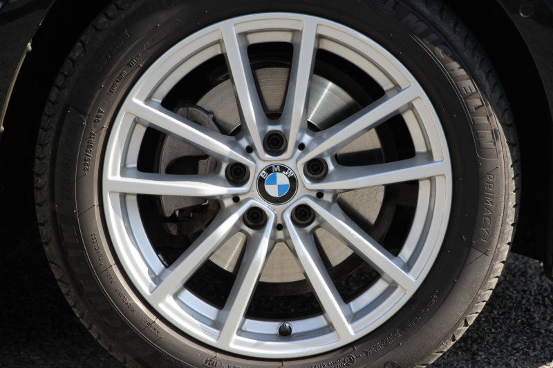 BMW 3シリーズ 320i ﾋﾟｭｱｴﾚｶﾞﾝｽ 首都圏100台限定車 ｳﾞｧｰﾈｽｶﾓｶﾚｻﾞｰ ｼｰﾄﾋｰﾀｰ ﾗﾝﾊﾞｰｻﾎﾟｰﾄ ﾌﾟﾗｽP ｺﾝﾌｫｰﾄP ｽﾃｱﾘﾝｸﾞｻﾎﾟｰﾄ 追従ACC BMWﾗｲﾌﾞｺｯｸﾋﾟｯﾄﾀｯﾁﾊﾟﾈﾙ対応HDDﾅﾋﾞ360度ｶﾒﾗ ﾜｲﾔﾚｽ充電 LEDﾍｯﾄﾞﾗｲﾄ ｵｰﾄﾊｲﾋﾞｰﾑ 電動ﾄﾗﾝｸ 2年保証