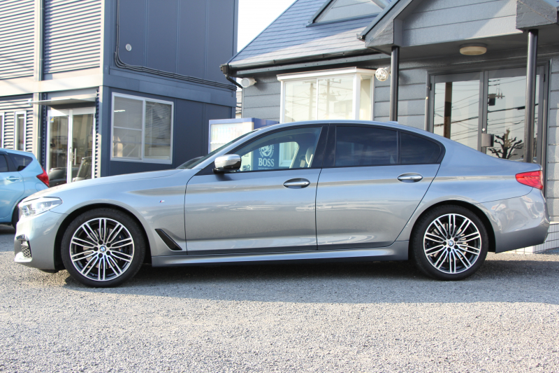BMW 5シリーズ 530i Mｽﾎﾟｰﾂ 高出力 252馬力 1ｵｰﾅ ｱｲﾎﾞﾘｰﾚｻﾞｰ 全席ﾋｰﾀｰ HUD Mｽﾎﾟｰﾂﾌﾞﾚｰｷ 追従ACC ｽﾃｱﾘﾝｸﾞｻﾎﾟｰﾄ LEDﾍｯﾄﾞﾗｲﾄ ﾊｲﾋﾞｰﾑｱｼｽﾄ ﾀｯﾁ画面HDDﾅﾋﾞTV 360度ｶﾒﾗ Pｱｼｽﾄﾌﾟﾗｽ 電動ﾄﾗﾝｸ 専用ｴｱﾛ ﾊﾟﾄﾞﾙｼﾌﾄ 19AW 2年保証