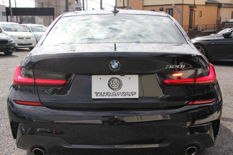 BMW 3シリーズ 320i Mｽﾎﾟｰﾂ ﾃﾞﾋﾞｭｰP ｺﾝﾌｫｰﾄP ﾋｰﾀｰ黒革 ﾌﾞﾙｰｽﾃｯﾁ  HUD 19AW 追従ACC ｽﾃｱﾘﾝｸﾞｻﾎﾟｰﾄ LEDﾍｯﾄﾞﾗｲﾄ ｵｰﾄﾊｲﾋﾞｰﾑ 電動ﾄﾗﾝｸ ｱｯﾌﾟﾙｶｰﾌﾟﾚｲ ﾀｯﾁ画面HDDﾅﾋﾞﾜｲﾔﾚｽ充電 Hi-fiｽﾋﾟｰｶｰ Pｱｼｽﾄ 専用ｴｱﾛ 2年保証