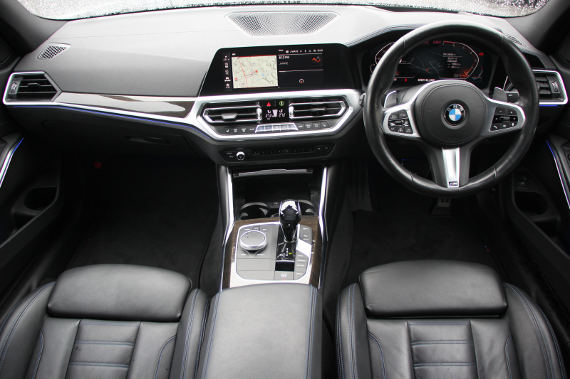 BMW 3シリーズ 320i Mｽﾎﾟｰﾂ ﾃﾞﾋﾞｭｰP ｺﾝﾌｫｰﾄP ﾋｰﾀｰ黒革 ﾌﾞﾙｰｽﾃｯﾁ  HUD 19AW 追従ACC ｽﾃｱﾘﾝｸﾞｻﾎﾟｰﾄ LEDﾍｯﾄﾞﾗｲﾄ ｵｰﾄﾊｲﾋﾞｰﾑ 電動ﾄﾗﾝｸ ｱｯﾌﾟﾙｶｰﾌﾟﾚｲ ﾀｯﾁ画面HDDﾅﾋﾞﾜｲﾔﾚｽ充電 Hi-fiｽﾋﾟｰｶｰ Pｱｼｽﾄ 専用ｴｱﾛ 2年保証