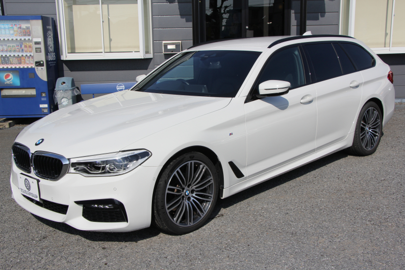 BMW 5シリーズ 523d ﾂｰﾘﾝｸﾞMｽﾎﾟｰﾂ ﾊｲﾗｲﾝ 変更後ﾓﾃﾞﾙ 新液晶ﾒｰﾀｰ 全席ﾋｰﾀｰ黒革 HUD LEDﾍｯﾄﾞﾗｲﾄ 追従ACC ｽﾃｱﾘﾝｸﾞｻﾎﾟｰﾄ ｵｰﾄﾊｲﾋﾞｰﾑ ﾀｯﾁ画面HDDﾅﾋﾞTV 360度ｶﾒﾗ 電動ﾘｱｹﾞｰﾄ 専用ｴｱﾛ 19AW 2年保証